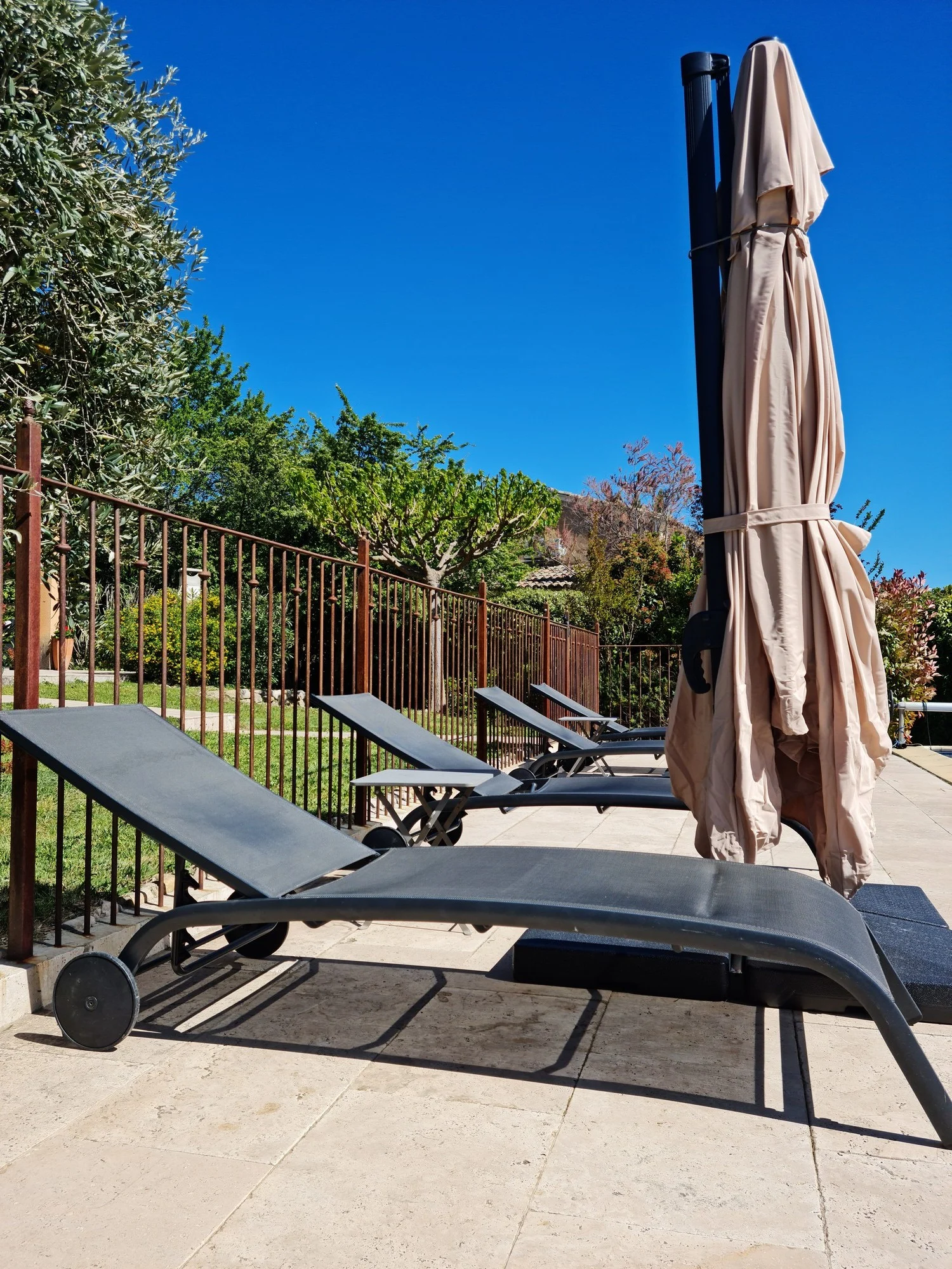 Lits bain de soleil et parasols déportés